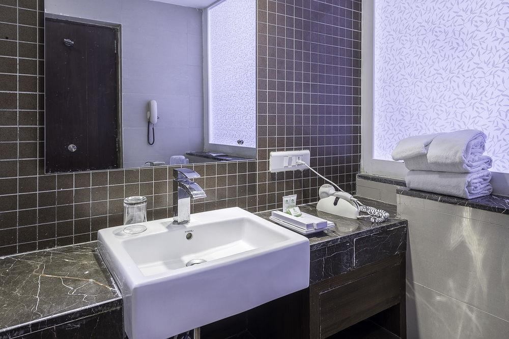 Capital O 9960 Hotel Grand Himayat Hyderabad Exterior photo